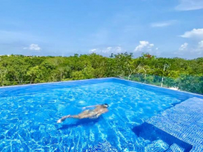 Suit Next to the common Top roof Exclusive building kingsize bed 2 super pools, gym, grill